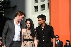 los angeles, 3. nov - robert pattinson, kristen stewart, taylor lautner bei der hand- und fußabdruckzeremonie für die schauspieler der twilight saga im grauman s chinese theater am 3. november 2011 in los angeles, ca foto