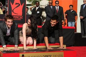 los angeles, 3. nov - robert pattinson, kristen stewart, taylor lautner bei der hand- und fußabdruckzeremonie für die schauspieler der twilight saga im grauman s chinese theater am 3. november 2011 in los angeles, ca foto