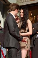 los angeles, 3. nov - robert pattinson, kristen stewart bei der hand- und fußabdruckzeremonie für die schauspieler der twilight saga im grauman s chinese theater am 3. november 2011 in los angeles, ca foto