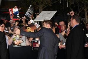 los angeles, 14. nov - robert pattinson kommt in der dämmerung an - brechende morgendämmerung teil 1 weltpremiere im nokia theater at la live am 14. november 2011 in los angeles, ca foto