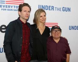 los angeles, 3. mai - glenn howerton, jill latiano, danny devito bei der under the gun-premiere im samuel goldwyn theater am 3. mai 2016 in beverly hills, ca foto