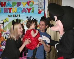 los angeles, 4. dezember - adrienne frantz bailey, amelie bailey, scott bailey, mickey mouse charakter auf der 1. geburtstagsfeier von amelie bailey in einem privathaus am 4. dezember 2016 in studio city, ca foto