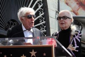 los angeles, 28. april - dick van dyke, barbara bain beim bairbara bain hollywood walk of fame star zeremonie beim hollywood walk of fame am 28. april 2016 in los angeles, ca foto