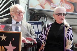 Los Angeles, 28. April - Ed Asner, Barbara Bain auf dem Bairbara Bain Hollywood Walk of Fame Sternzeremonie auf dem Hollywood Walk of Fame am 28. April 2016 in Los Angeles, ca foto