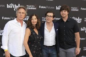 los angeles, 16. juni - william fichtner, kymberly kalil, sam fichtner, , van fichtner bei der geburtstagstorte la premiere im fine arts theater am 16. juni 2021 in beverly hills, ca foto