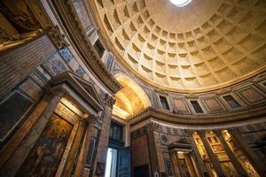 Innenraum des Pantheons von Rom foto