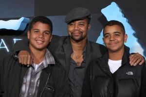 Cuba Gooding Jr. und seine Söhne bei der Los Angeles-Premiere von Avatar Graumans chinesischem Theater Los Angeles, ca. 16. Dezember 2009 ©2009 Kathy Hutchins Hutchins Foto