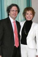 mary tyler moore und ihr ehemann dr. robert levine kommen am 7. august 2008 im atas an und ehren betty white, die ihr 60-jähriges jubiläum im fernsehen an der fernsehakademie in no hollywood, ca feiert ©2008 kathy hutchins hutchins photo foto