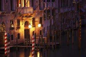 Venedig Kanal in der Nacht foto
