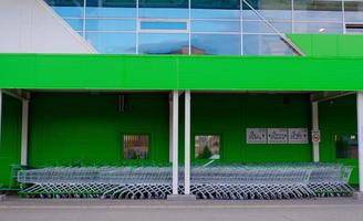 Parkplatz für Einkaufskörbe. Einkaufen im Supermarkt. abgestellte Körbe. leerer Parkplatz. Einkaufskörbe für Produkte im Supermarkt foto