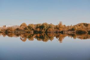 Herbstlandschaft mit See. Herbst Europa. Spiegelung des Waldes am See foto