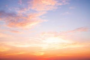 schöne orangefarbene Wolken mit Farbverlauf und Sonnenlicht am blauen Himmel, perfekt für den Hintergrund, nehmen Sie die Abenddämmerung auf foto