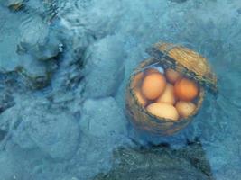 Kochen von Eiern in den heißen Quellen im Nationalpark und natürliches Mineralwasser. Heiße Quellen in der Forstwirtschaft. foto