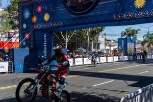 guadalajara, mexiko - 25. oktober 2022 showrun aaron colton, didier goirand und ivan ramirez auf motorrad foto