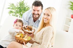 glückliche Familie mit Backwaren foto