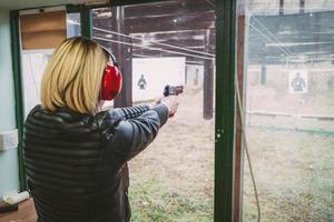 Schießen mit Waffe foto