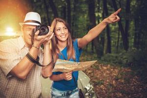 glückliches Paar auf Reisen foto