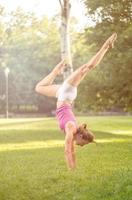 Handstandübung auf Gras foto