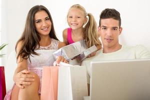 glückliche Familie beim Online-Shopping foto