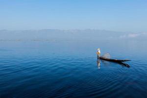 burmesischer Fischer am Inle See, Myanmar foto