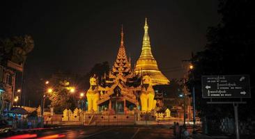 Shwedagon Paya Pagode am Abend beleuchtet foto