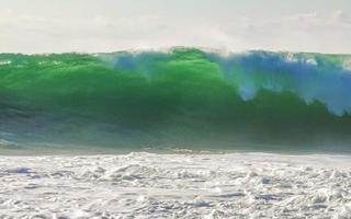 extrem riesige große surferwellen am strand puerto escondido mexiko. foto