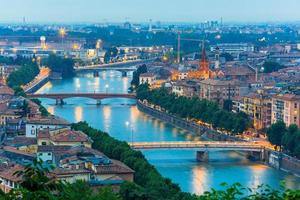 Fluss Etsch und Brücken in Verona in der Nacht, Italien