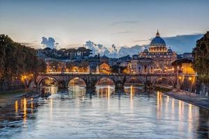 st. Peter Basilika in der Abenddämmerung in Rom, Italien foto