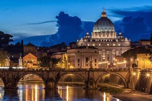 st. Peter Basilika in der Nacht in Rom, Italien