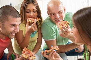 Freunde essen Pizza foto
