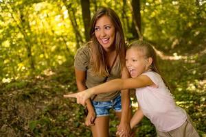 junge Frau und Mädchen im Wald foto