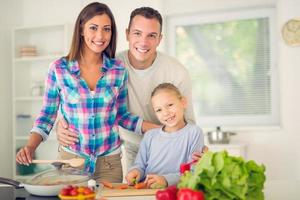 Familie in der Küche foto