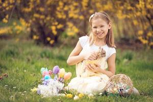 Osterhase und kleines Mädchen foto