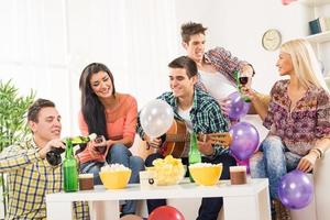 Party mit Wein und Gitarre foto