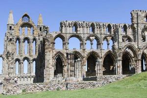 Bögen in den Ruinen der Abtei von Whitby in North Yorkshire foto