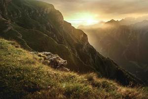 Berge im Morgengrauen foto