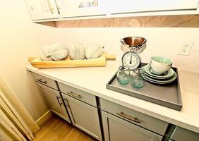 Küchenarbeitsplatte mit Dekorationsgegenständen und alter Waage