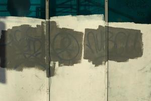 graue Farbe an der Wand. Graffiti übermalt. Kampf gegen Vandalismus. foto
