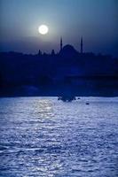 Bosporusstraße, Istanbul, Truthahn bei Vollmond foto