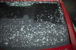 Schnee auf Glas. Schnee auf Autofenster. nach Schneesturm. Niederschlag auf der Oberfläche. foto