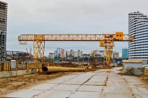 eine Baustelle mit spezialisierter professioneller Ausrüstung und Kränen während des Baus einer modernen Linie der U-Bahn-Station in der Großstadt der Metropole foto