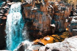 felsiger fließender Wasserfall foto