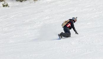 Snowboarder auf dem Hügel foto