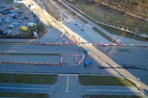 Blick auf eine neu gebaute Asphaltstraße mit Schutzzäunen mit Plastikbaukegeln in einer Großstadt einer Metropole foto