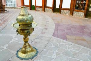 ein spezieller goldeisengelber metallischer behälter zur lagerung heißer, dissoziierter kohlen für eine traditionelle shisha in ägypten foto