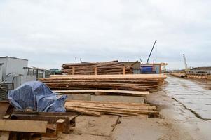 viele lange naturgehobelte Holzbretter und Stöcke in einem Sägewerk. der Hintergrund. Textur. Konzeptholzernte für die Holzindustrie foto