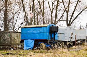 kleine temporäre Häuser von Bauarbeitern aus Containern auf einer Industriebaustelle. Blockmodulbaustadt mit Wechselhäusern für Arbeiter foto