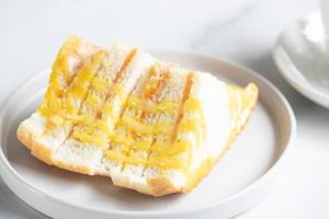 flauschiges Schweinefleisch-Sandwich mit Salatdressing foto