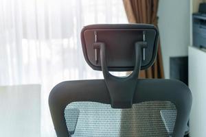 ergonomischer stuhl und verstellbarer tisch mit laptop-computer am modernen arbeitsplatz. gute Körperhaltung zur Vermeidung von Bürosyndrom, Rückenschmerzen, Schulterschmerzen, Fibromyalgie und Nackenschmerzen foto