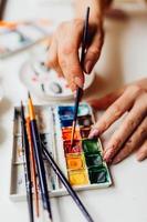 Frau malt mit Wasserfarben foto